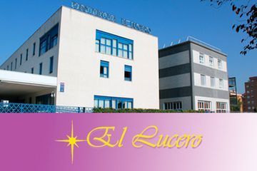 Un gran edificio con la palabra el lucero en él.
