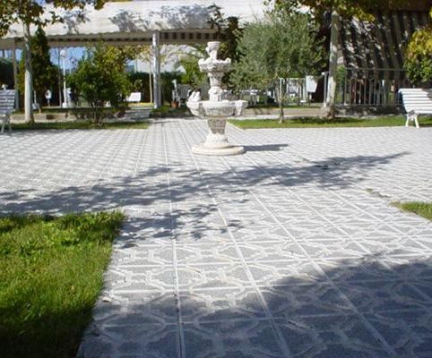 Una fuente se encuentra en medio de un parque.