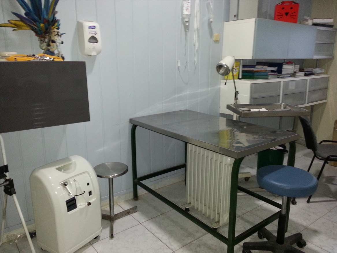 Un consultorio médico con una mesa y un taburete
