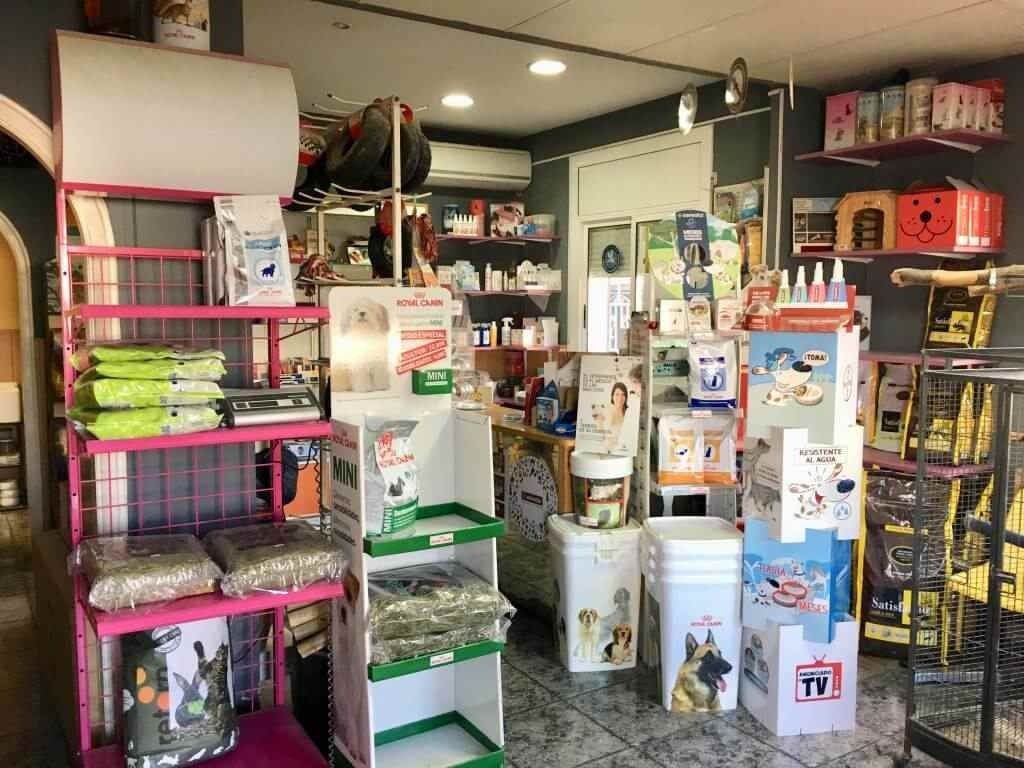 Una tienda llena de muchos productos para perros y gatos.