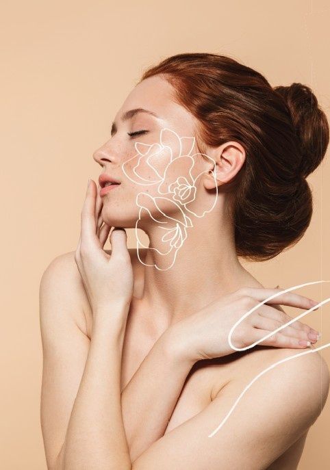 Mujer con cabello rojo, ojos cerrados, tocando el rostro, delineado con dibujo floral sobre fondo beige.