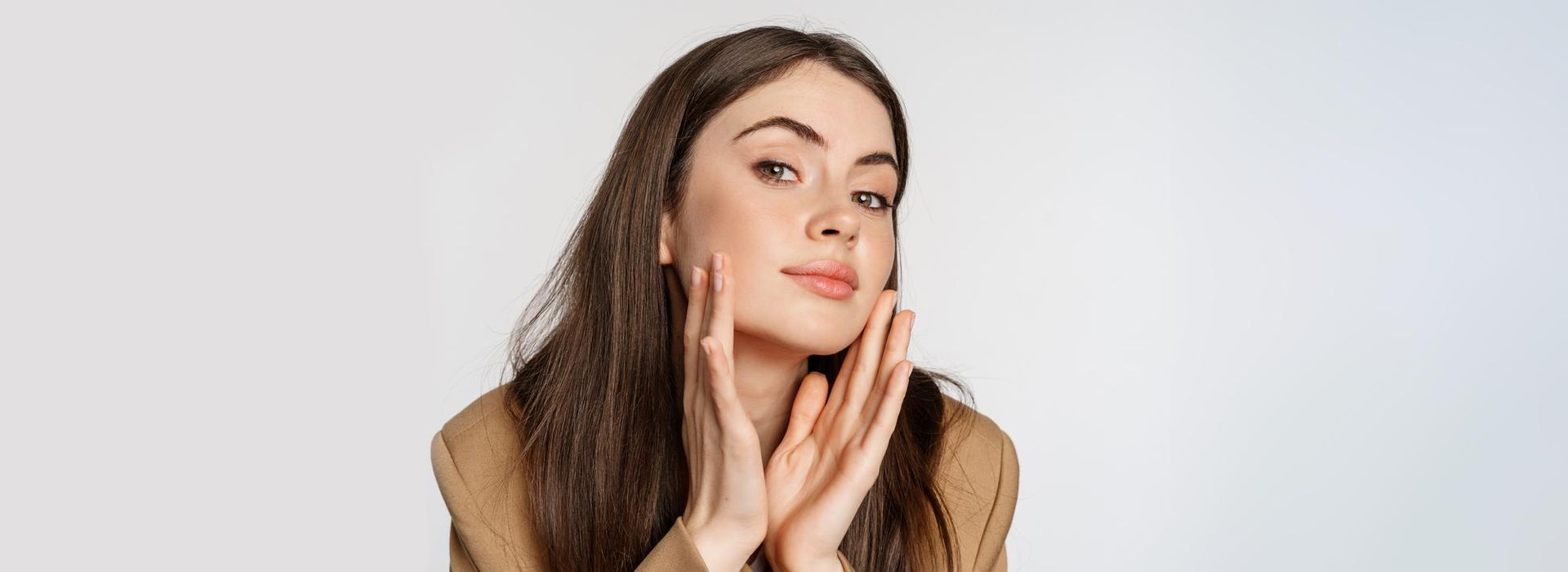 Hombre con uniforme negro y brazos cruzados, de pie frente a un cartel de dentista.
