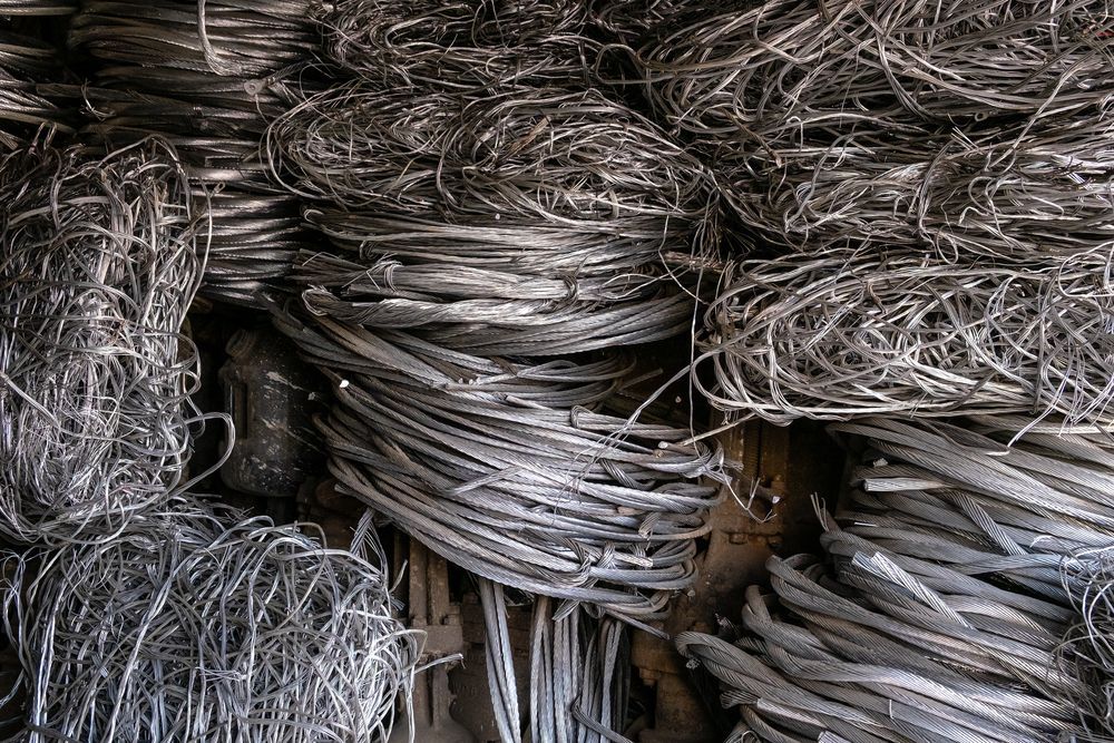 Una pila de alambres de aluminio se apila uno encima del otro.