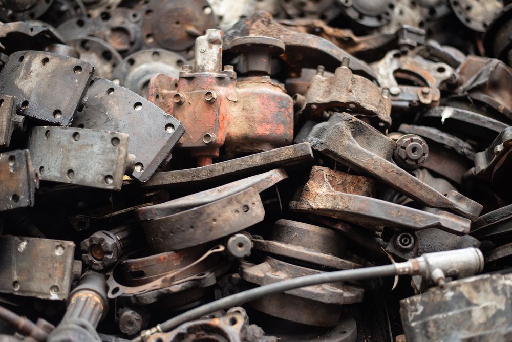 Una pila de piezas de metal oxidadas colocadas una encima de otra.