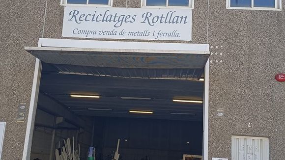 Un edificio con un cartel que dice 'reciclajes rotllan'