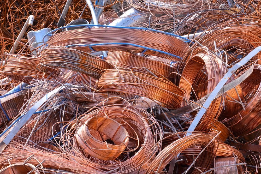 Una pila de alambre de cobre está en el suelo.