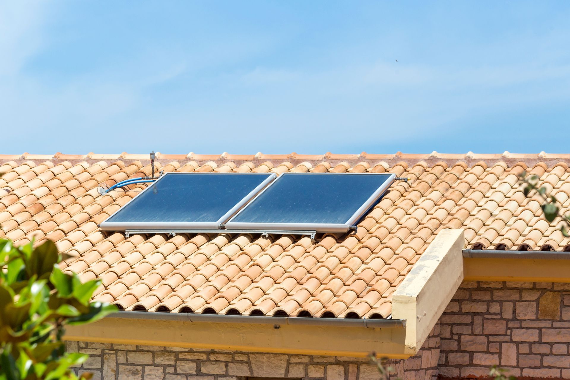 Deux panneaux solaires thermiques sur une toiture