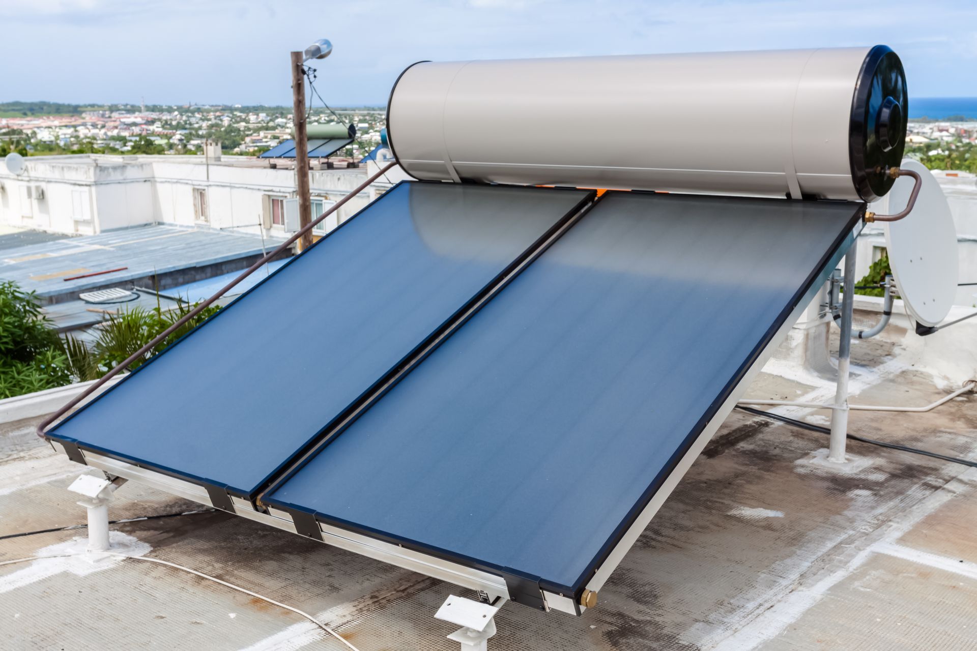 Deux panneaux pour chauffe-eau solaire sur une terrasse