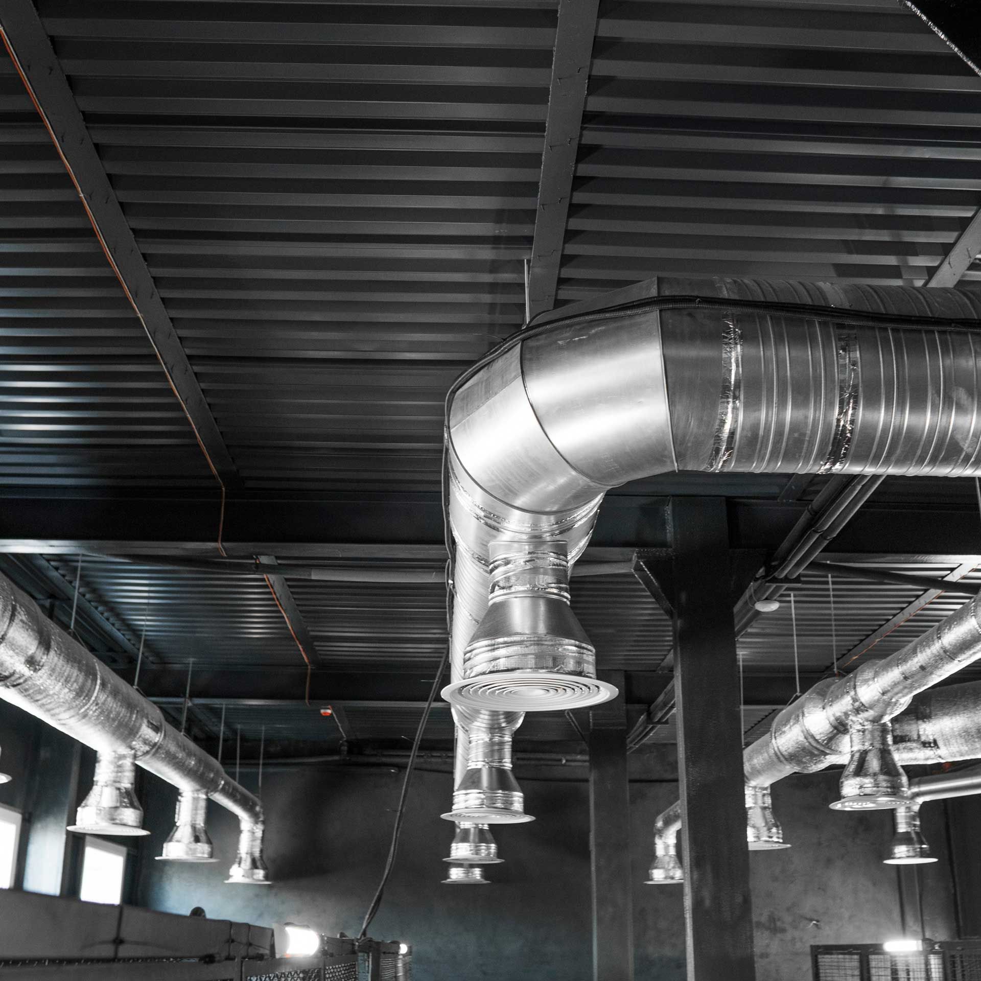 Systèmes de ventilation au plafond d'un entrepôt