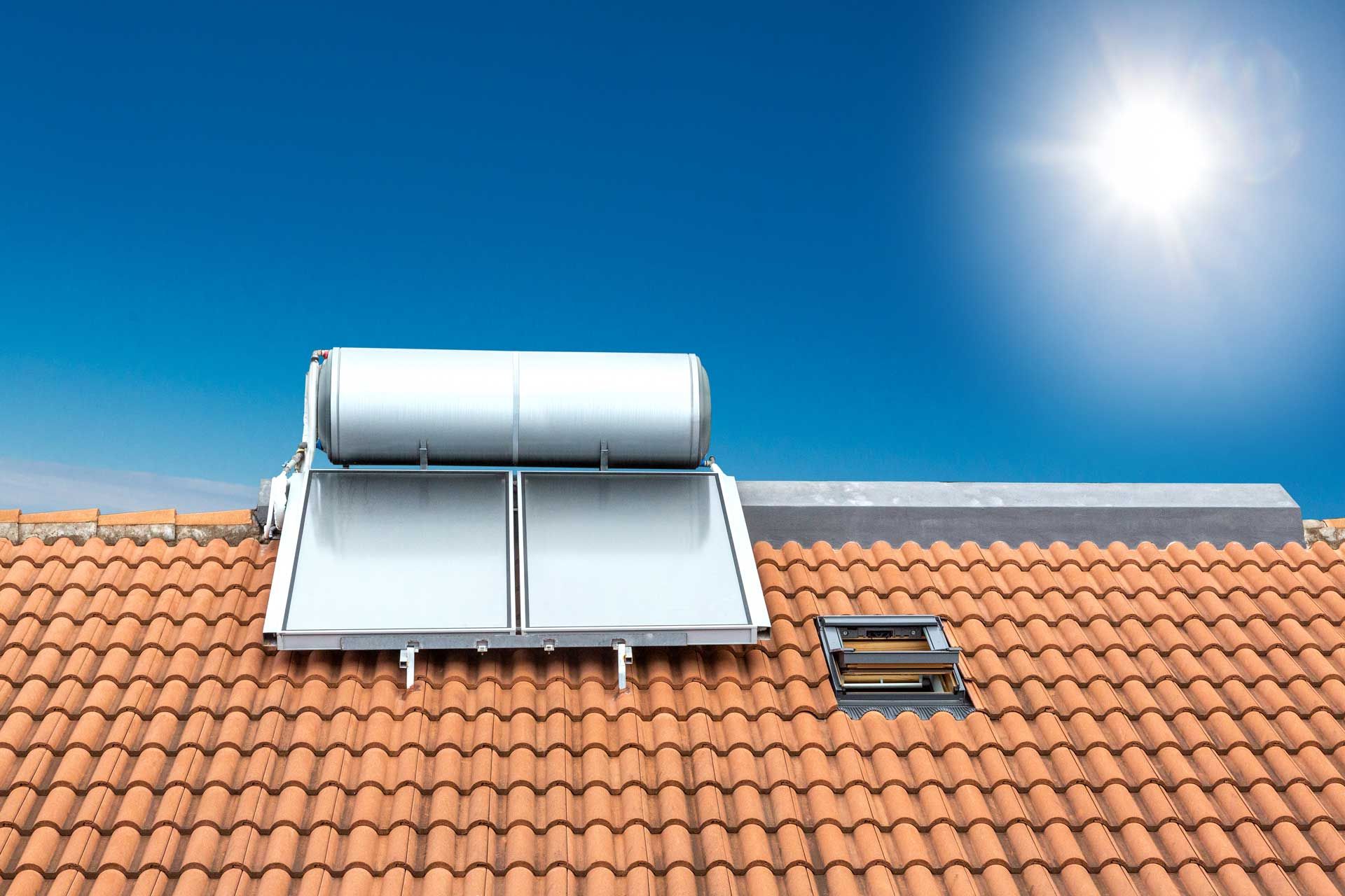 Un chauffe-eau solaire raccordé à deux panneaux solaires