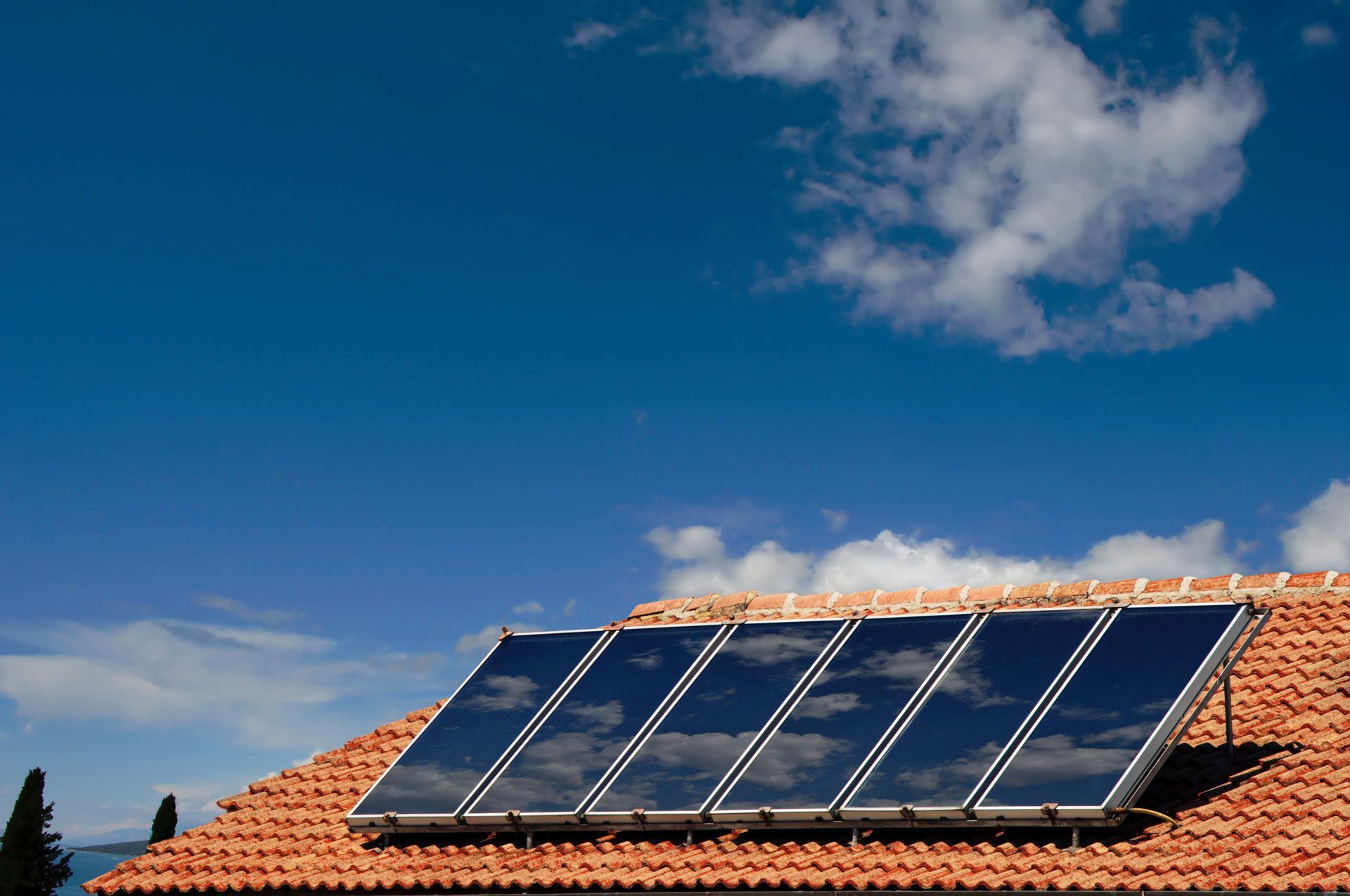 Plusieurs panneaux  solaires thermiques sur une toiture