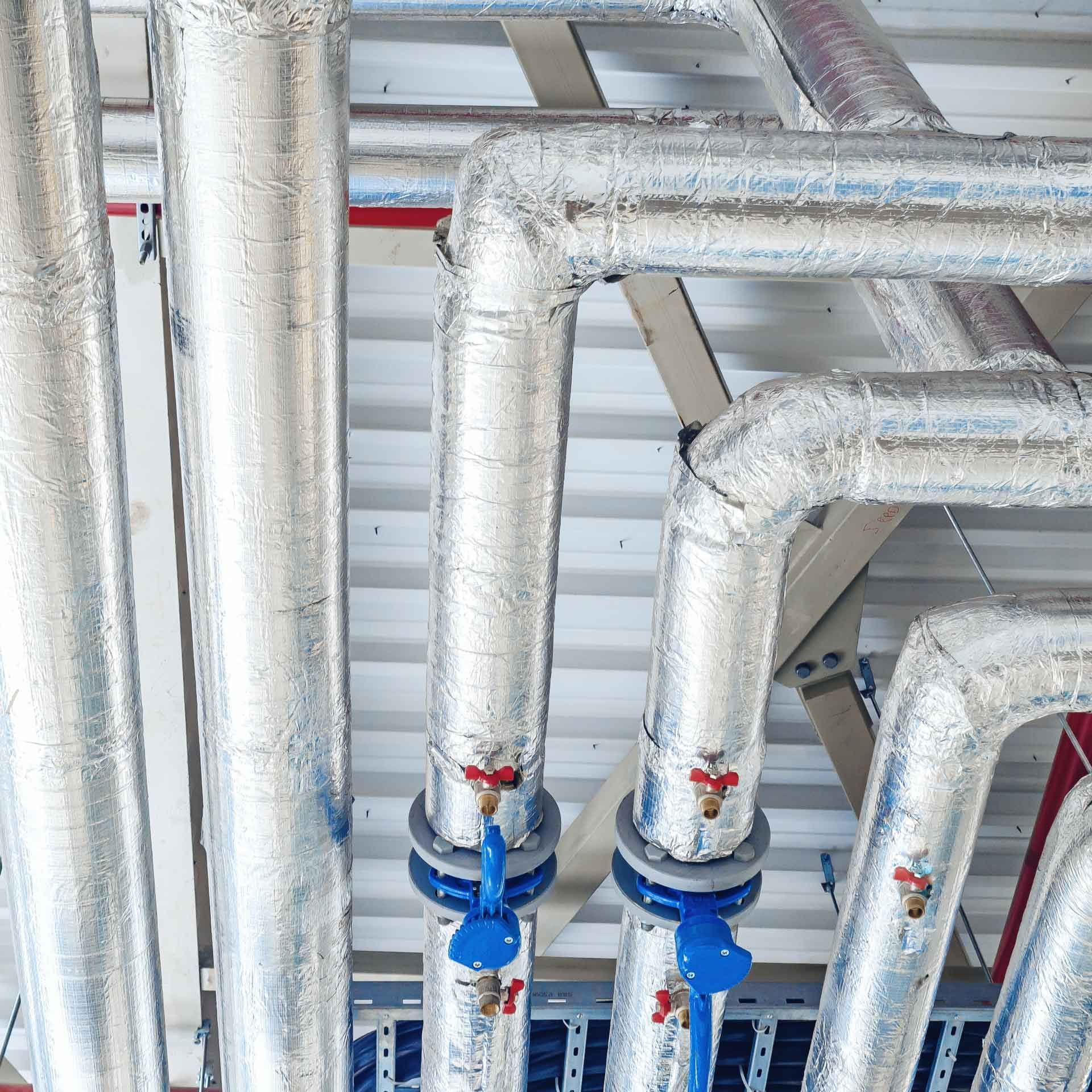 Calorifuge de tuyaux dans un local de maintenance