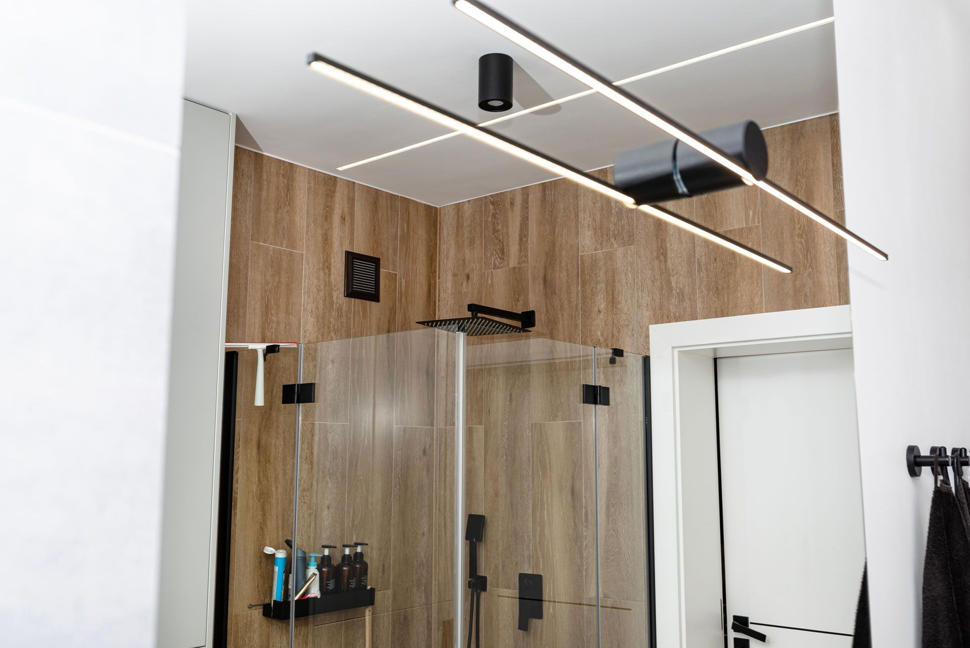 Une grille de ventilation dans une salle de douche