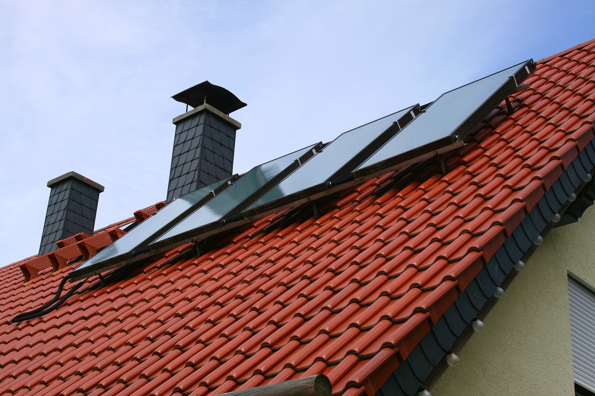 Alignement de plusieurs panneaux solaires thermiques sur un toit