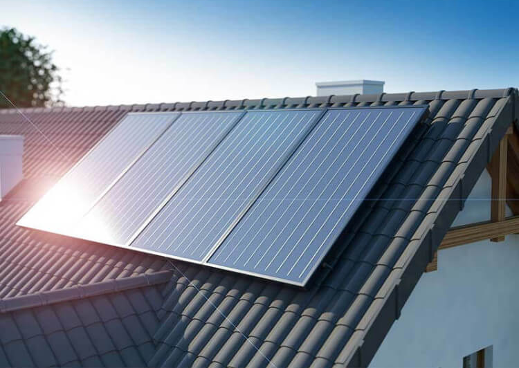 Quatre panneaux solaires sur une toiture