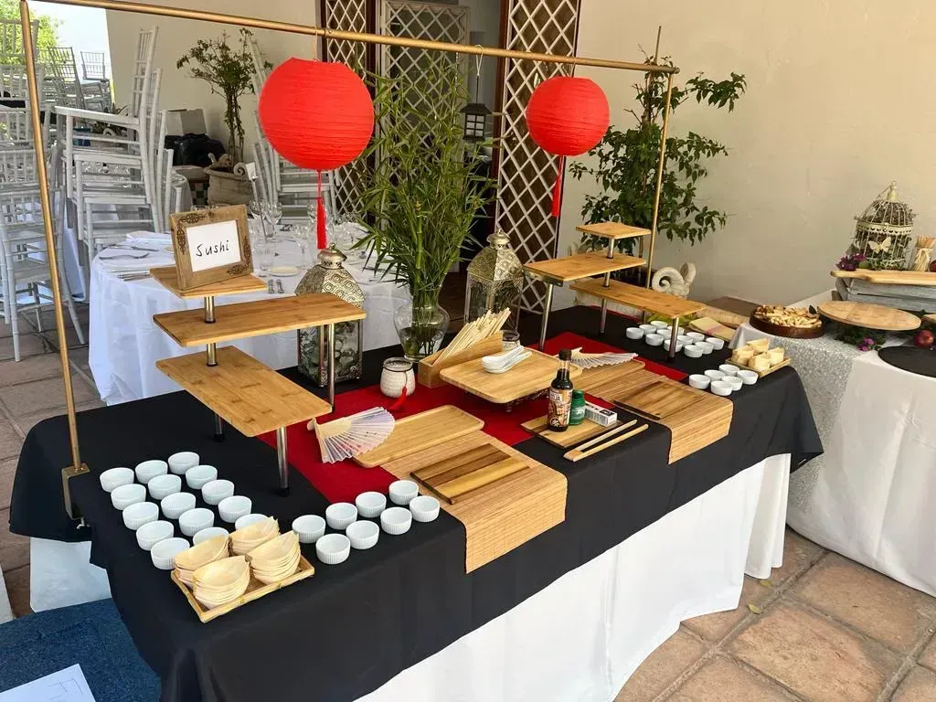 Exhibición de degustación de quesos con letrero de madera