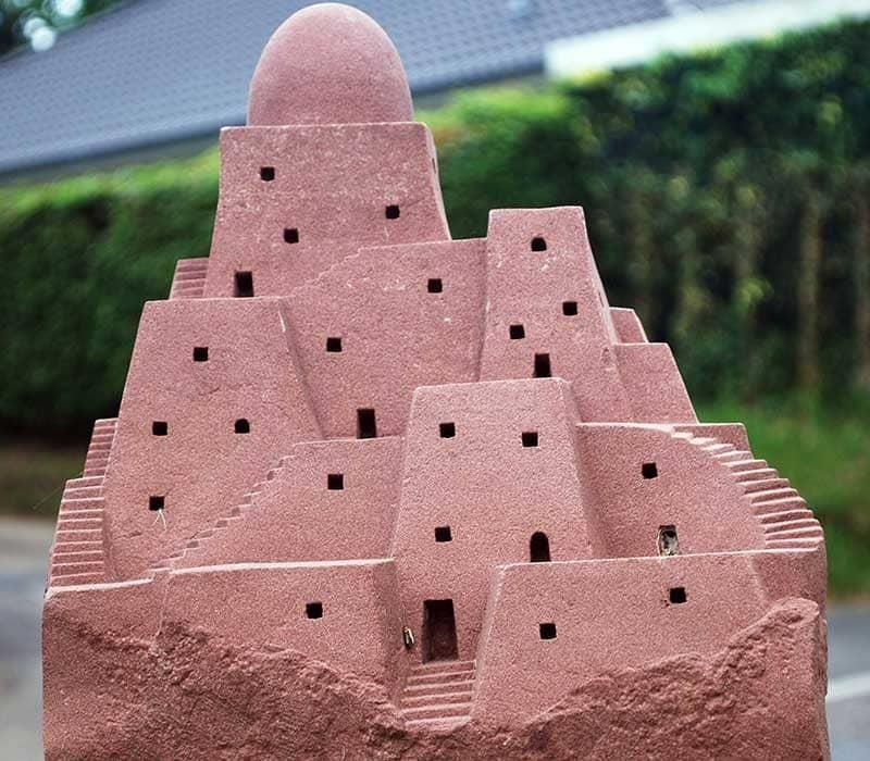 Ein Modell eines Gebäudes aus Sand mit Treppen