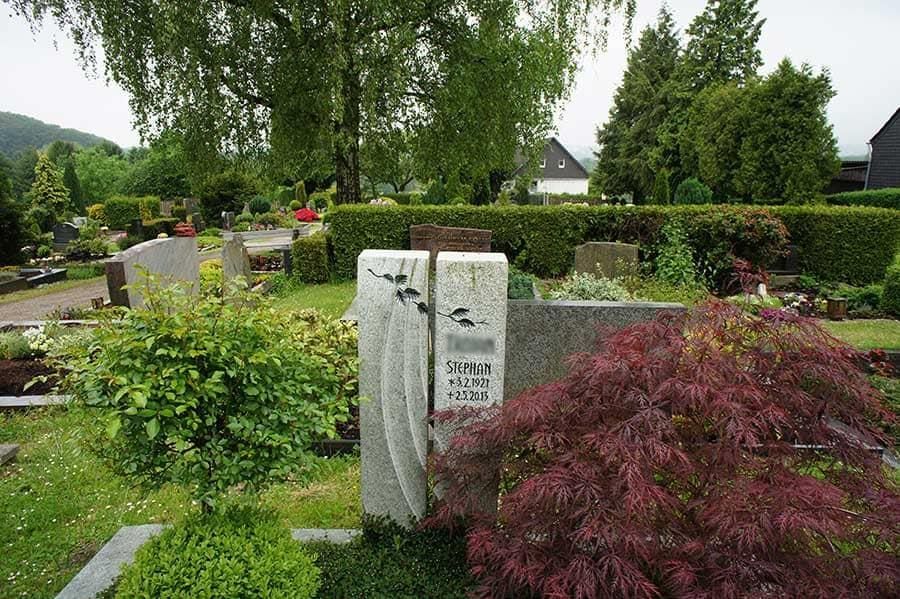 Ein Friedhof mit einer Statue in der Mitte