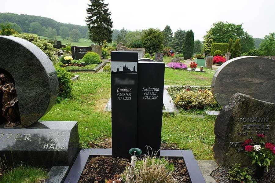 Ein Grab auf einem Friedhof trägt den Namen Heinz