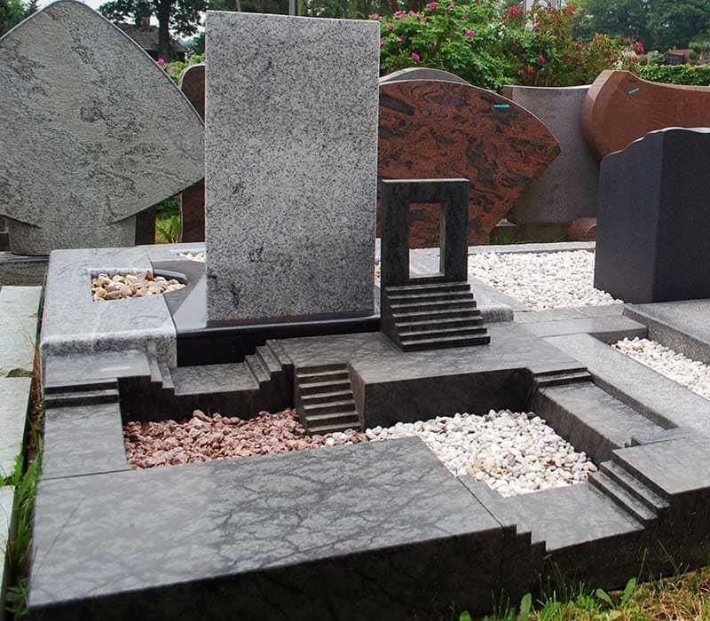 Ein Grab auf einem Friedhof mit einer Treppe in der Mitte