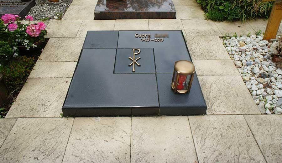 Ein Grab mit den Buchstaben px darauf