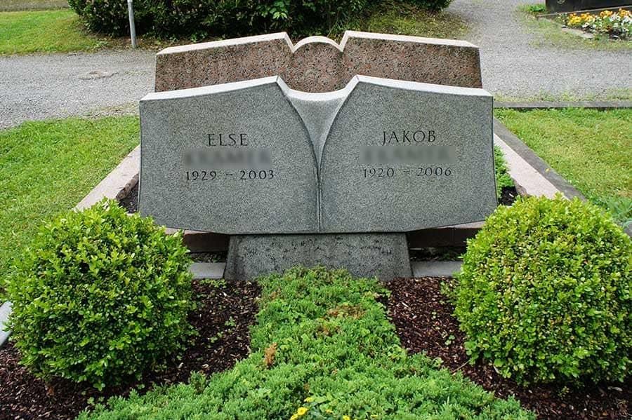 Ein Grab auf einem Friedhof mit den Namen Elsa und Jako darauf