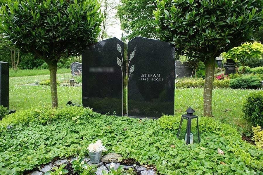 Ein Friedhof mit einer Laterne in der Mitte