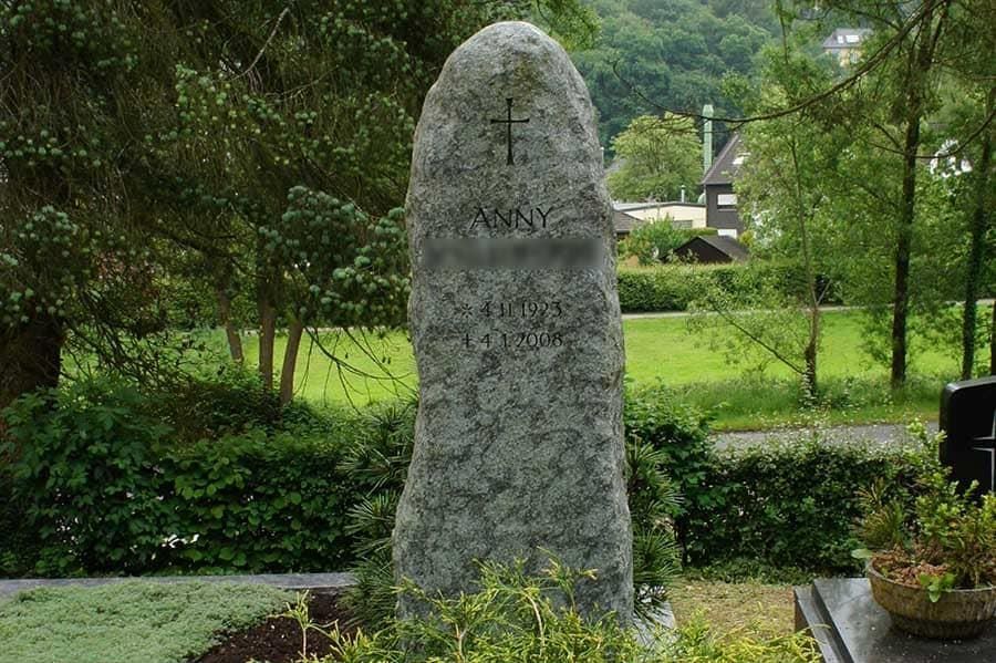 Ein Friedhof mit einem großen Stein in der Mitte