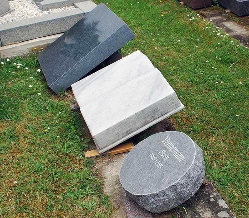 Ein Grab auf einem Friedhof mit einem zerbrochenen Grabstein