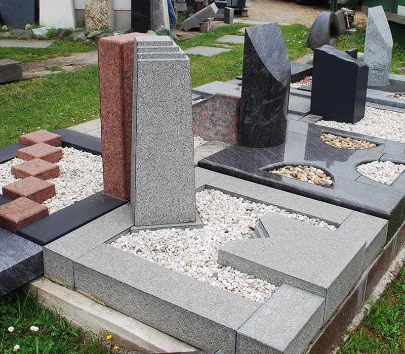 Ein Friedhof mit vielen Gräbern und Grabsteinen