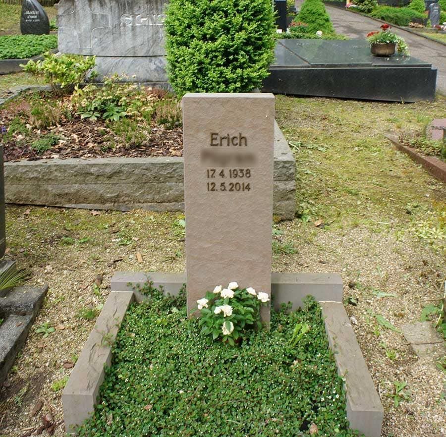 Auf einem Grab auf einem Friedhof steht der Name Erich