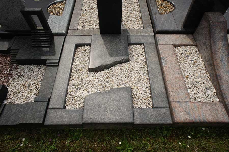 Ein Friedhof mit vielen Gräbern und Kies