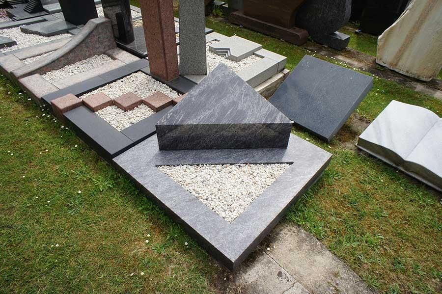 Ein Friedhof mit vielen Gräbern und Grabsteinen