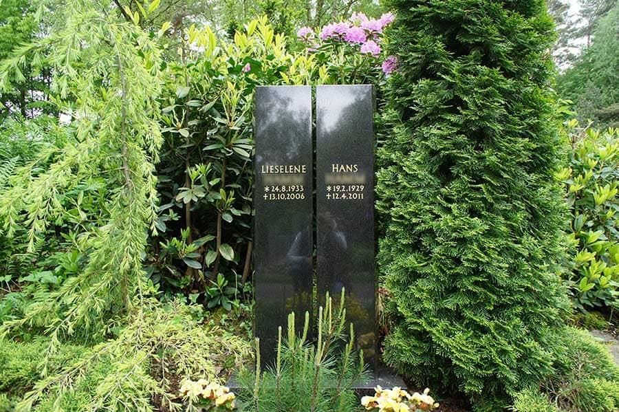 Ein Friedhof mit einer Statue in der Mitte