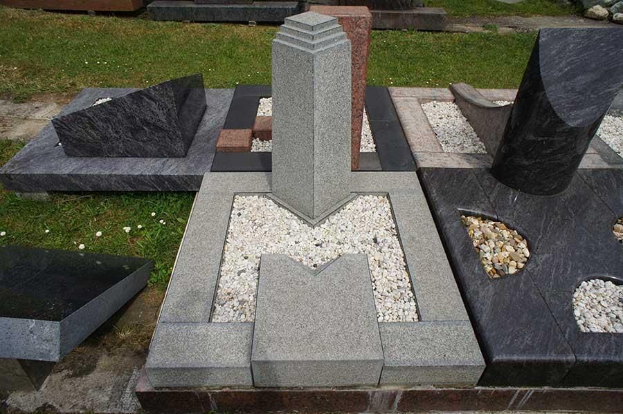 Ein Friedhof mit Gräbern und einer Statue mit der Aufschrift „m“ darauf
