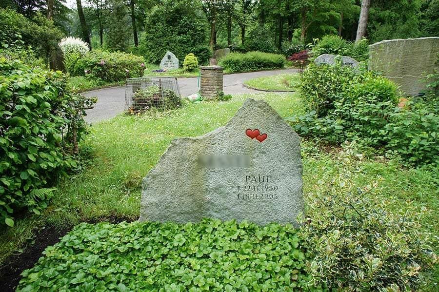 Ein Friedhof mit einem großen Felsen in der Mitte