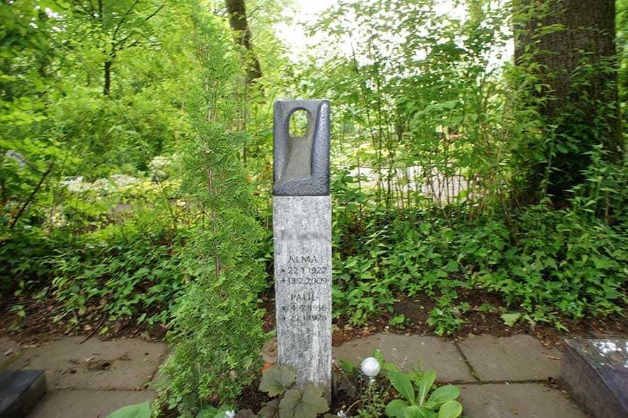 Eine Statue inmitten eines Waldes mit Bäumen im Hintergrund