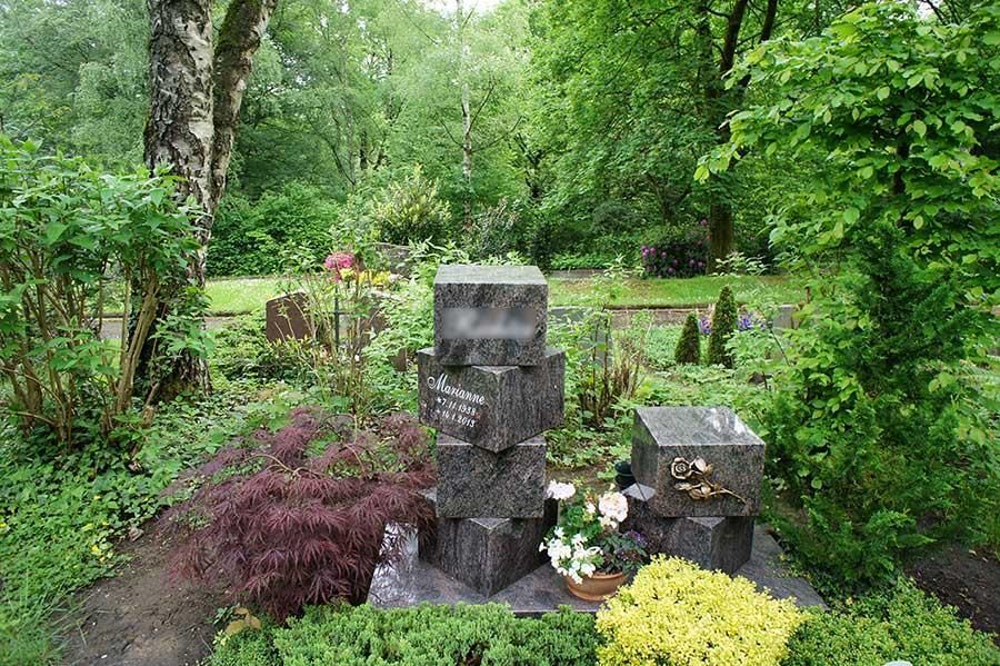 Ein Friedhof voller Pflanzen und Bäume.