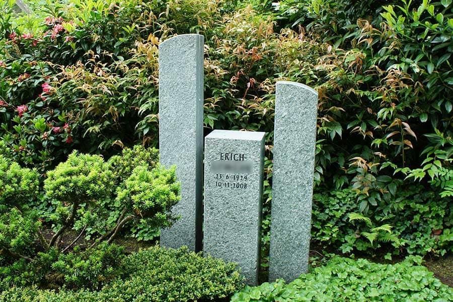 Ein Grabstein in einem Garten mit dem Namen Philip darauf