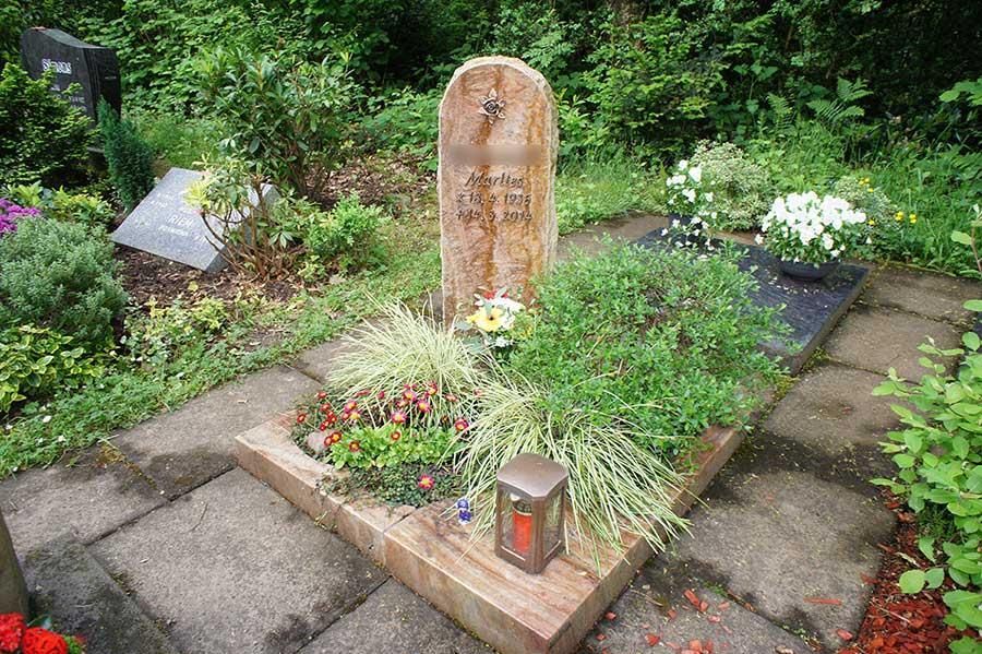 Ein Grab auf einem Friedhof mit Blumen und Kerzen