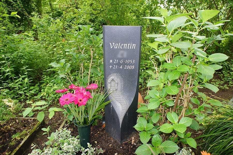 Ein Grabstein mit dem Namen Valentin darauf