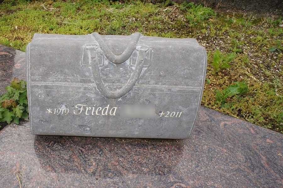 Ein Grabstein mit dem Namen Frieda darauf