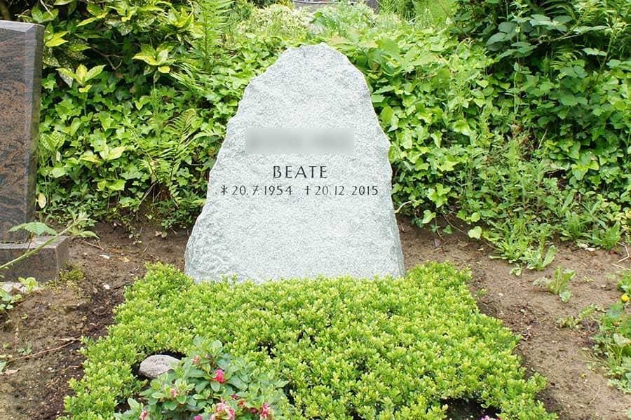 Ein Grabstein auf einem Friedhof mit dem Namen Beate darauf