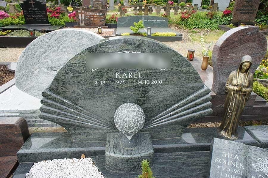 Ein Grab auf einem Friedhof mit einer Frauenstatue
