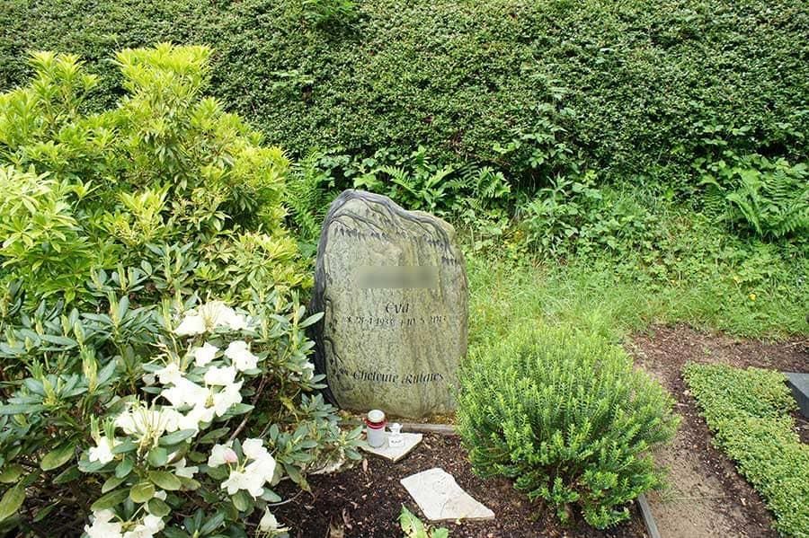 Ein Friedhof mit einem großen Felsen in der Mitte