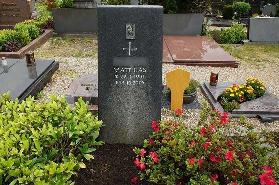 Ein Grab auf einem Friedhof mit dem Namen Matthias darauf