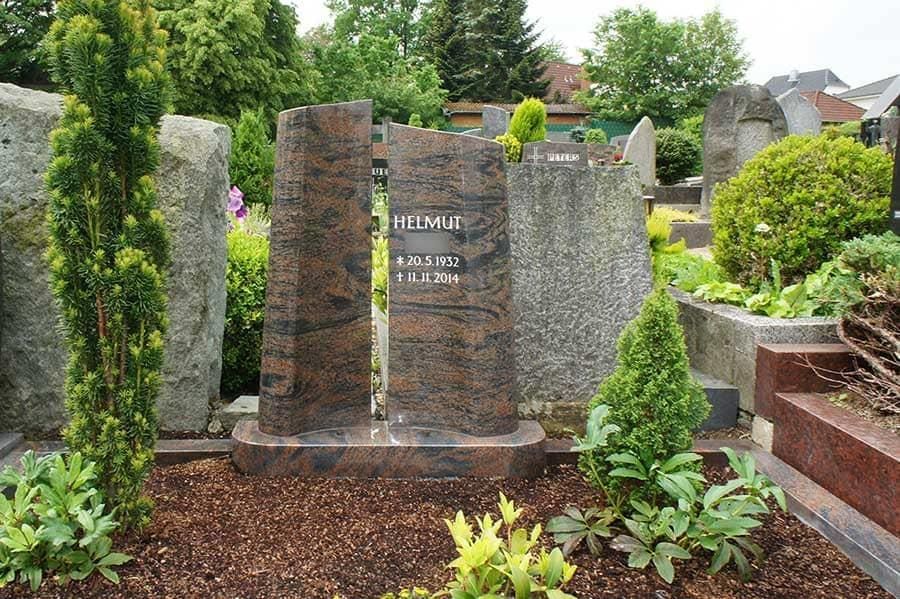 Ein Grabstein auf einem Friedhof mit dem Namen Helmut darauf