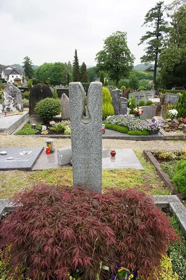 Ein Friedhof mit einer Statue in der Mitte