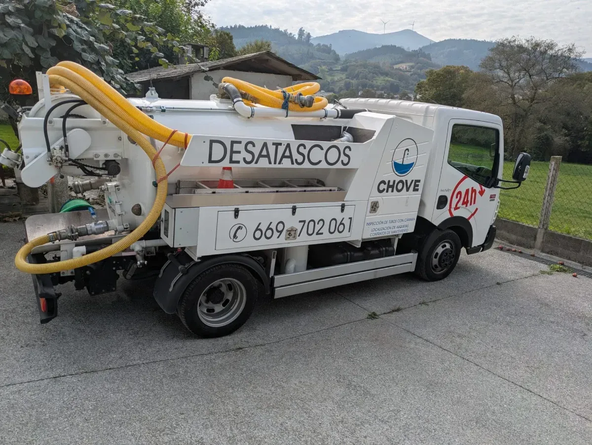 Un camión de saneamiento blanco,