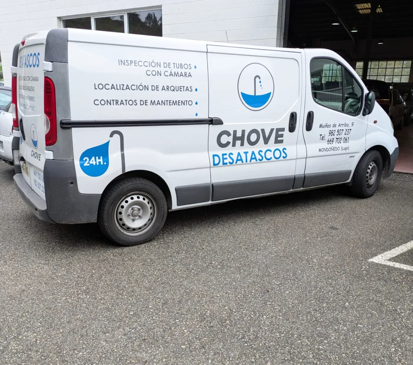 Furgoneta blanca con logo